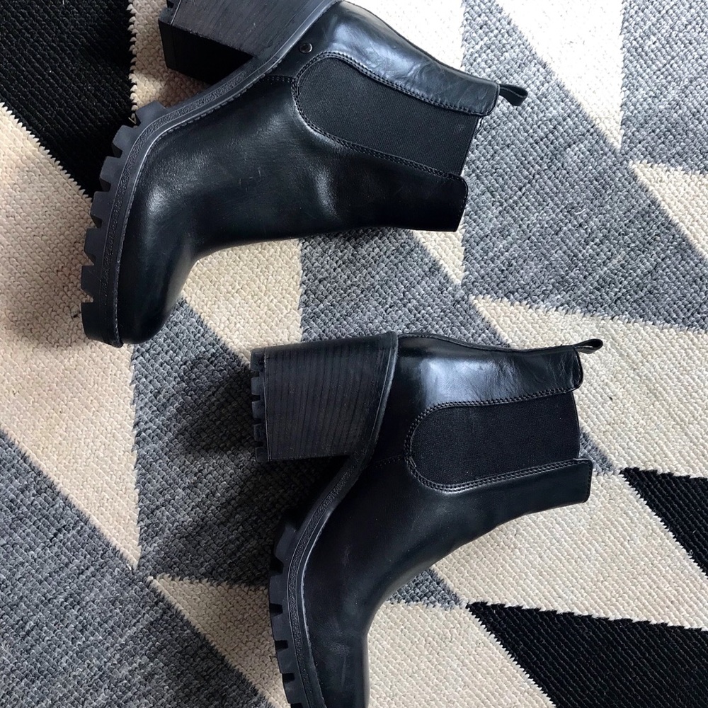 BARNEYS NEW YORK Lug-Sole Leather Chelsea Boots